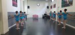 Aula principal en Nueva Escuela Danza con alumnas jóvenes de Cote Dirube haciendo ejercicios de barra
