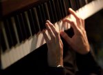 Fotografía primer plano de las manos de Aitor Arozamena tocando el piano