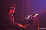 Pianista Aitor Arozamena con sombrero extraño en cabaret de Bilbao