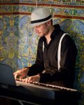 Fotografía de Aitor Arozamena tocando el piano en un evento de jazz de la taberna Cierbanata