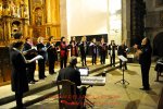 Fotografía del Coro de Cámara de Cantabria con Aitor Arozamena y Jesús Piedra en iglesia de Laredo