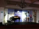 Fotografía de escenario con piano de cola en la última planta del Hotel de Londres en San Sebastián