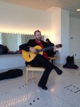 Fotografía de Aitor Arozamena en camerinos del palacio Euskalduna Bilbao con una guitarra flamenca