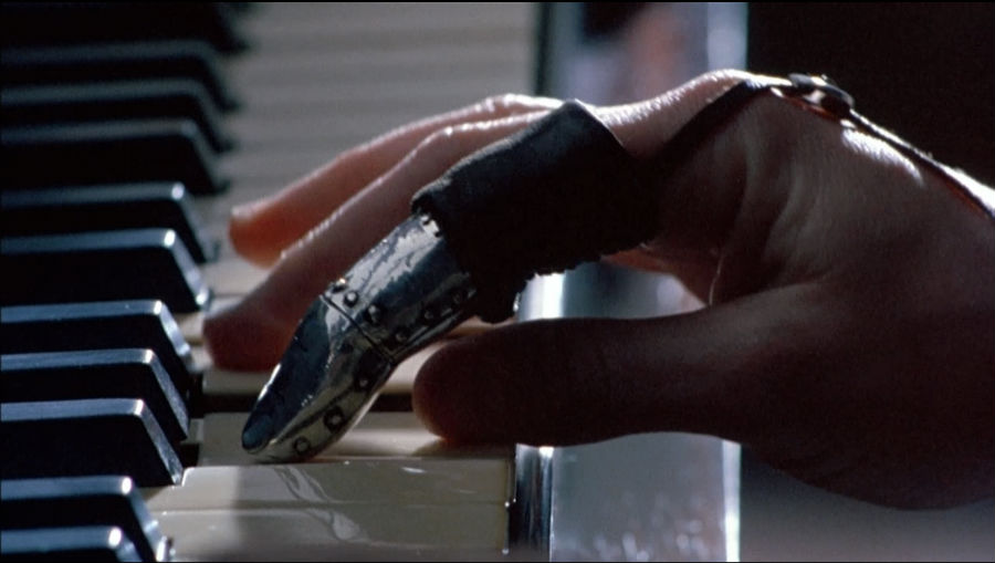 Fotograma de la película El piano con la mano y el dedo con prótesis